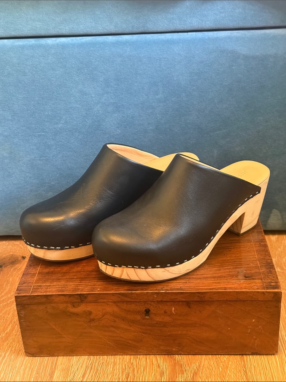 Nisolo Black Leather Women’s Clog Mules